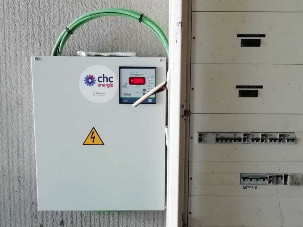 Desde CHC Energía creemos que la instalación de las Baterías de Condensadores es muy positiva para los clientes que tienen una penalización por energía reactiva importante.