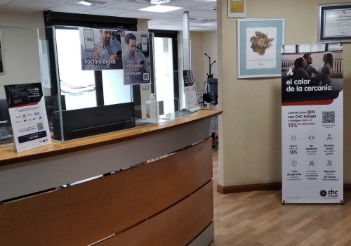 En CHC Energía diseñamos, producimos y enviamos a la oficina comercial una serie de elementos como carteles, flyers, displays.