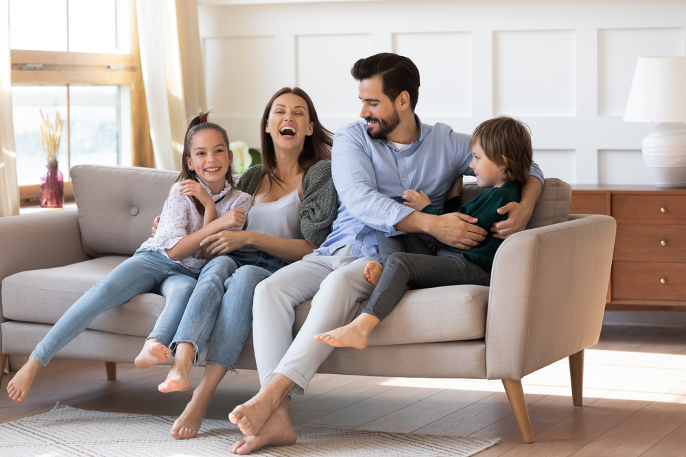 En el siguiente artículo desmentimos cuatro falsos mitos relacionados con el ahorro de energía eléctrica, enfatizando que apagar y encender luces consume más energía que dejarlas encendidas.